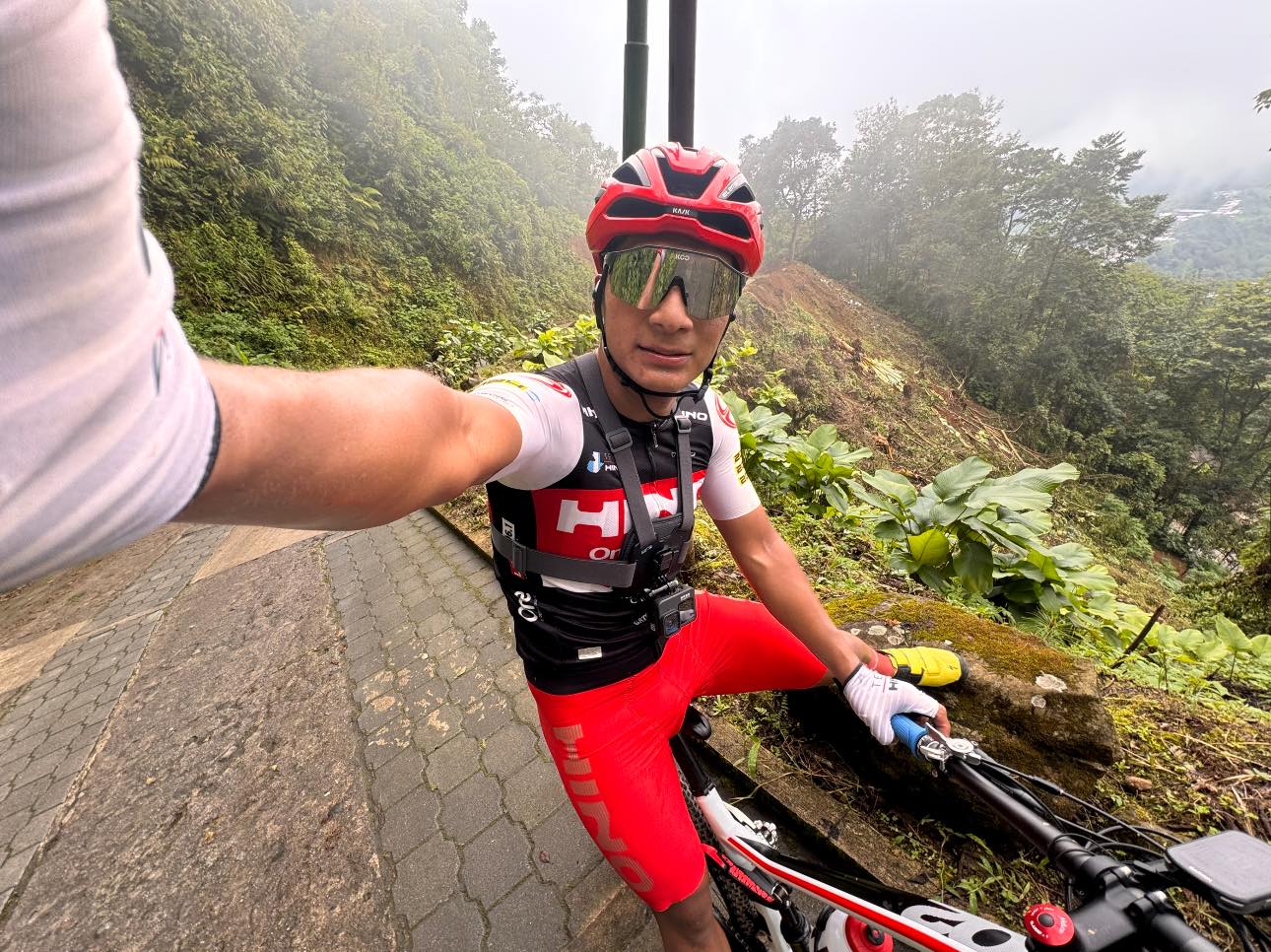 Ciclista en una carretera de montaña